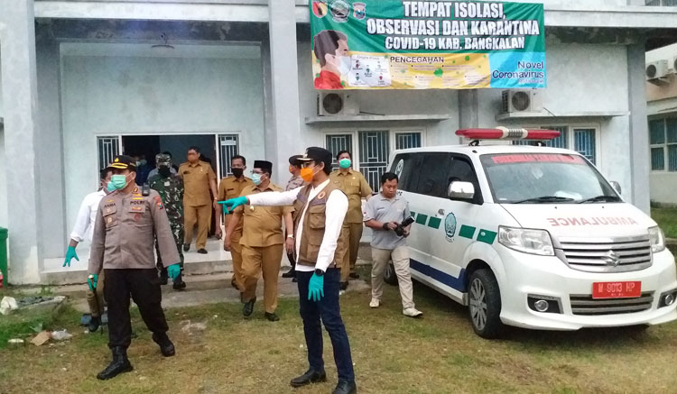 Ketua Gugus Tugas Penanganan Covid-19 sekaligus Bupati Bangkalan Abdul Latif, didampingi Kapolres, Ketua Dewan, Danlanal, Wakil Bupati, serta Pj. Sekda Bangkalan saat memantau Balai Diklat yang akan difungsikan sebagai ruang Karantina, Senin (6/4).