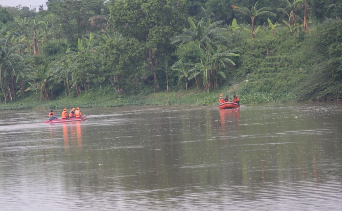 Proses pencarian oleh Tim SAR dan BPBD di Sungai Brantas. foto: AAN AMRULLOH/ BANGSAONLINE