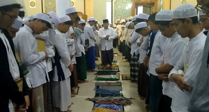 Para santri meletakkan sajadahnya agar diinjak Prof Dr KH Asep Safuddin Chalim, MA, sebagai tabarrukan, di Masjid Raya KH Abdul Chalim Pondok Pesantren Amanatul Ummah Pacet Mojokerto Jawa Timur,  Sabtu (25/12/2021). Foto: MMA/ BANGSAONLINE.com