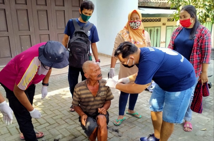 Para relawan dari Divisi 87 Lovers saat memotong kuku dan rambut ODGJ yang ditemukan.