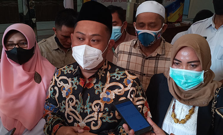 Bupati Gus Yani didampingi Ketua KONI Gresik Terpilih Dokter Anis Ambiyo Putri (kanan) saat memberikan keterangan pers. (foto: SYUHUD/ BANGSAONLINE)