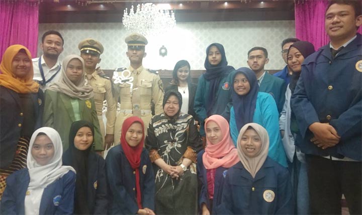 Wali Kota Risma saat foto bersama anak-anak yang berhasil dan sukses. foto: YUDI A/ BANGSAONLINE