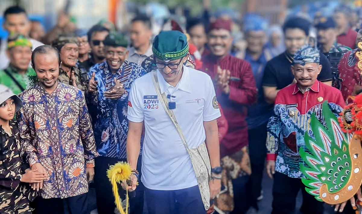 Menparekraf, Sandiaga Uno, ketika disambut Bupati Situbondo, Karna Suswandi, bersama ratusan warga Desa Wonorejo, Kecamatan Banyuputih.