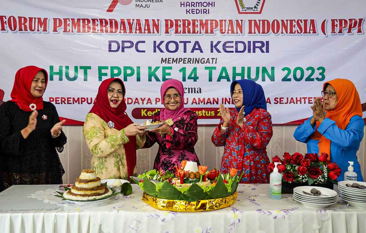 Ketua DPC FPPI Kota Kediri, Sri Mulyani Subandi (tengah), saat menyerahkan potongan tumpeng kepada salah salah satu pengurus. Foto: Ist