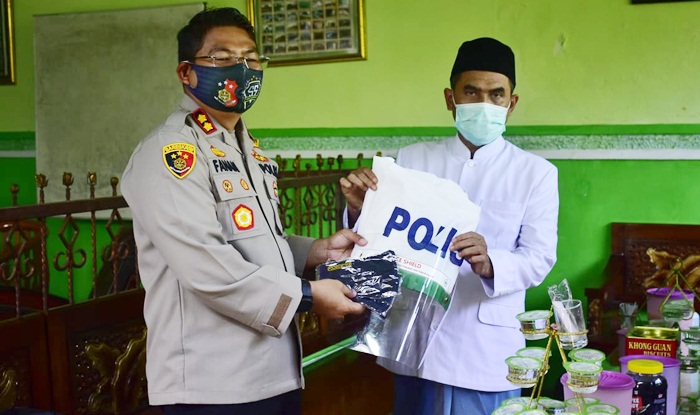 Kapolres Blitar AKBP Ahmad Fanani Eka Prasetya bersama Pengasuh Pondok Pesantren Nurul Ulum KH Agus Muadzin.