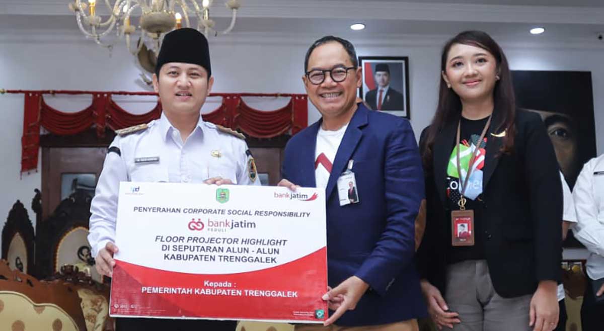 Bupati Trenggalek saat menerima CSR dari Bank Jatim.