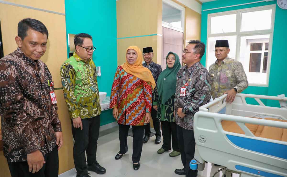 Gubernur Khofifah saat meninjau fasilitas kesehatan.