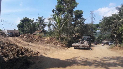Proyek relokasi jalan ambles di Desa Gemaharjo, terus dikebut. Foto: istimewa
