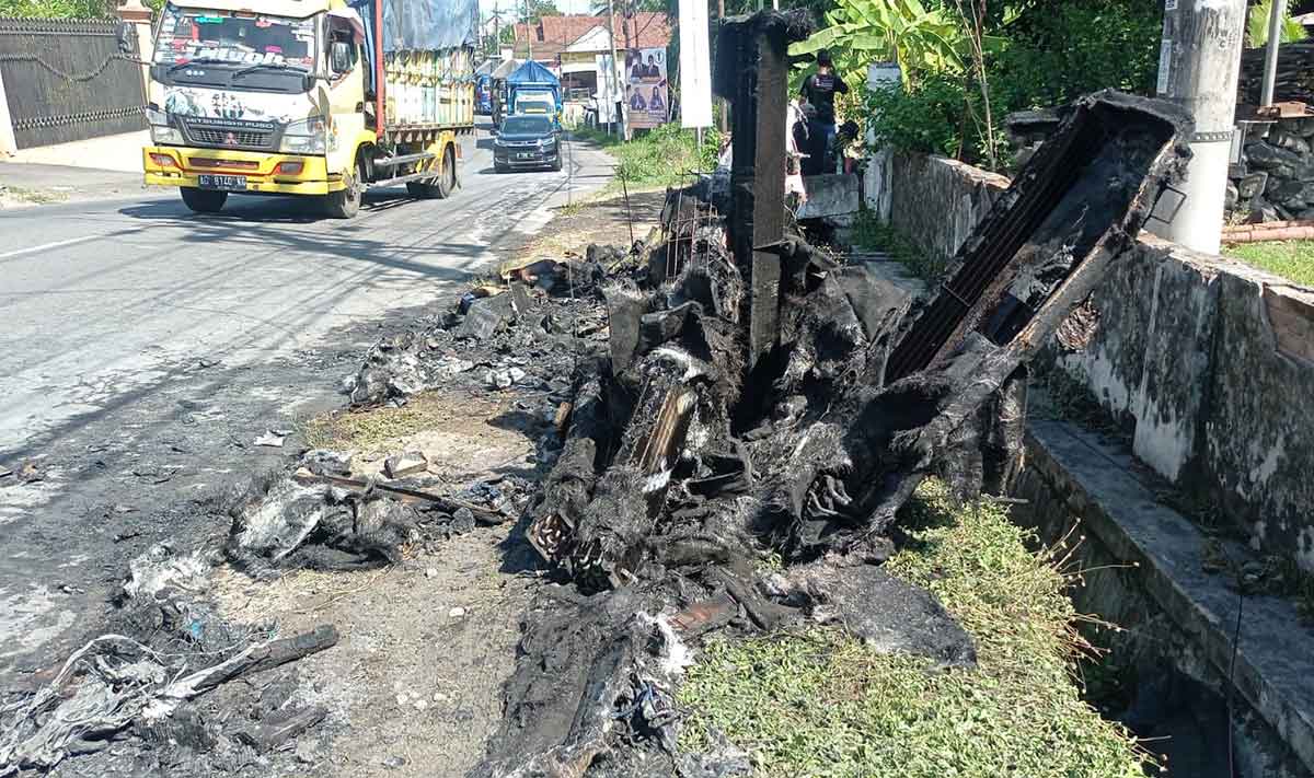 Pikap yang hangus terbakar di Kecamatan Selopuro, Kabupaten Blitar.