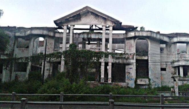 Rumah hantu Darmo di Surabaya. (foto via viva.co.id)