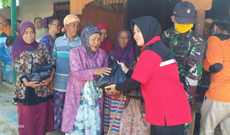 Anggota FRPB perempuan ikut memberikan bantuan sembako kepada warga miskin yang terdampak Covid-19 dalam rangka memperingati Hari Kartini.