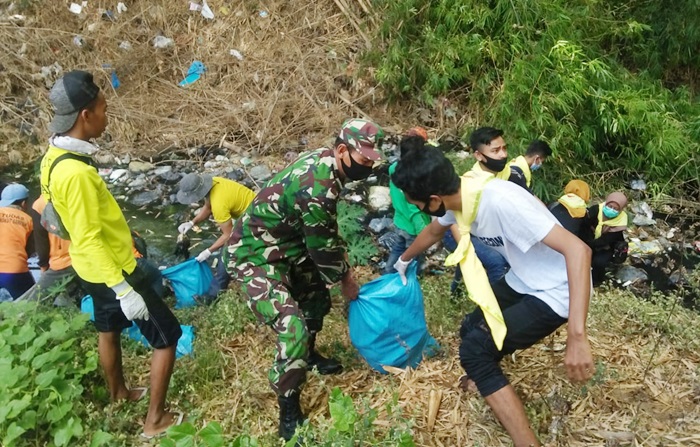 Masuki Musim Pancaroba, Sispala dan Mapala Pamekasan Bersih-bersih Sungai