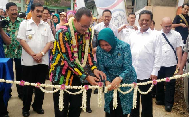 Ketua Tim Penggerak PKK Pacitan, Hj. Luki Baskorowati Indartato, saat gunting pita di Desa Ngadirejan.