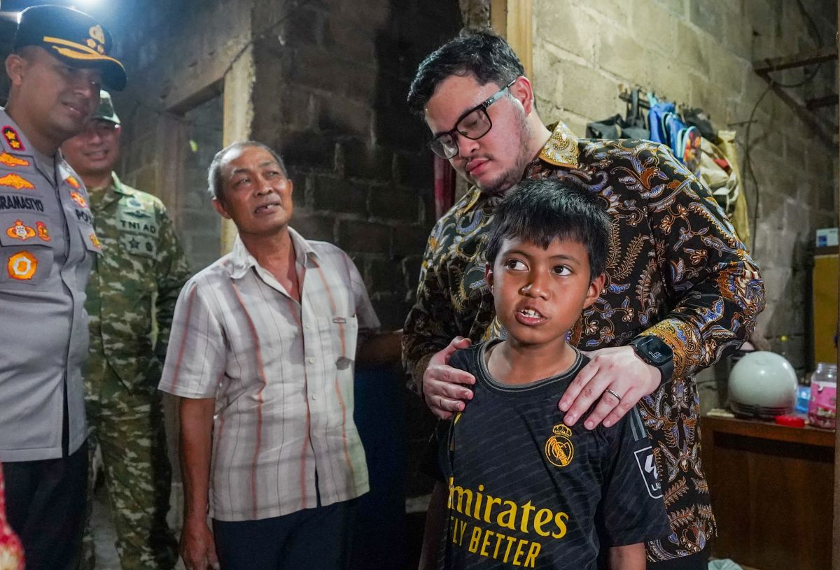 Bupati Kediri Hanindhito Himawan Pramana saat berkunjung ke rumah Mbah Mari. (Ist). 