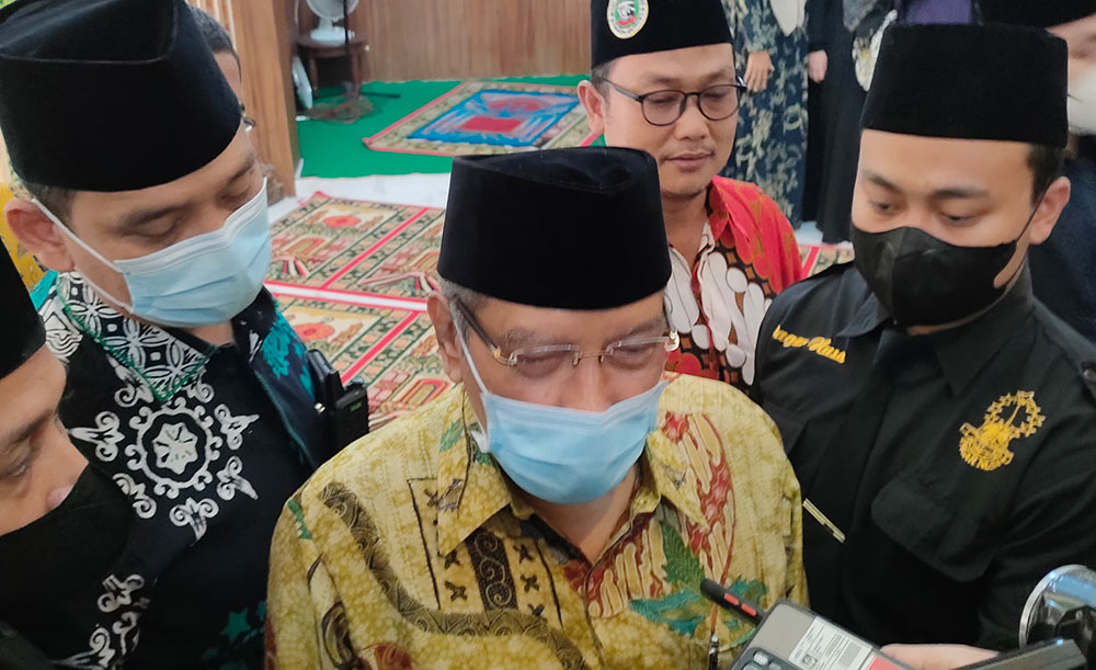 Ketua Umum PBNU KH Said Aqil Siradj saat memberi keterangan kepada wartawan usai meresmikan Masjid Al-Mahrus di Kompleks IAI Tribakti, Kota Kediri. foto: MUJI HARJITA/ BANGSAONLINE