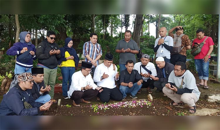 Pengurus PWI Malang Raya saat ziarah ke makam salah satu wartawan senior, Minggu (09/02). foto: ist. 