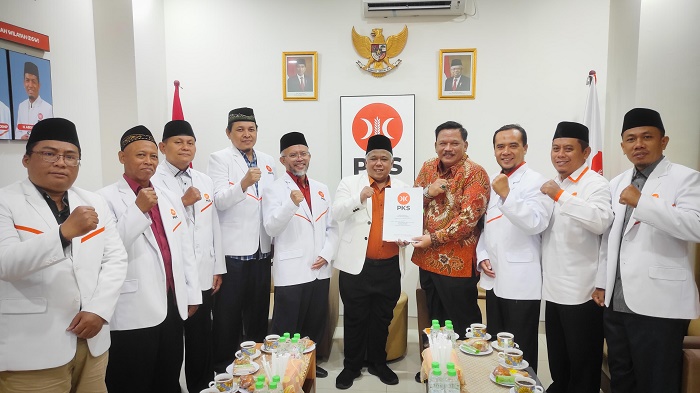 
H. Irwan Setiawan Ketua PKS Jatim menyerahkan SK DPP kepada Marhaen Djumadi sebagai Calon Bupati Nganjuk.