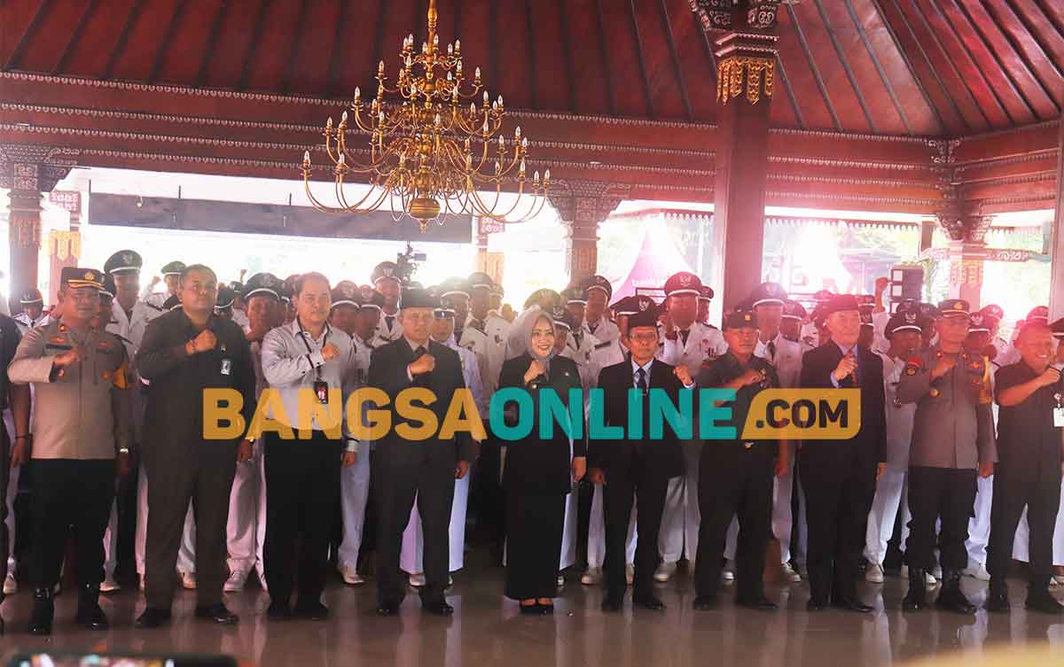 Bupati bersama Forkopimda Kabupaten Mojokerto usai penyerahan SK perpanjangan jabatan kepala desa. Foto: NINA PUJI RAHAYU/BANGSAONLINE