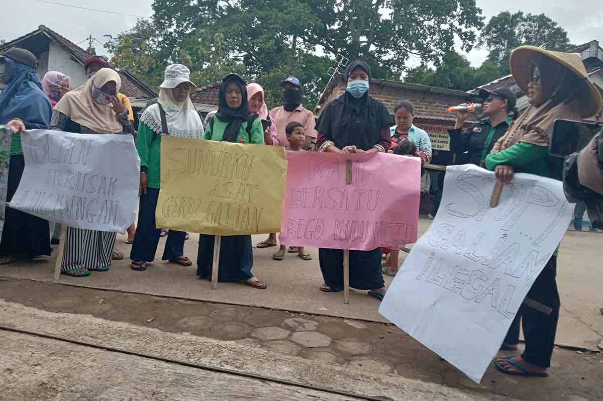Puluhan warga dari Dusun Dukuh, Desa Jatidukuh, Kecamatan Gondang, Kabupaten Mojokerto, saat menggelar demo di balai desa setempat.