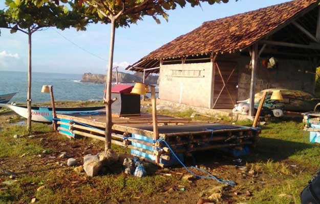 Keramba penangkap benur disiapkan nelayan di Pacitan. 