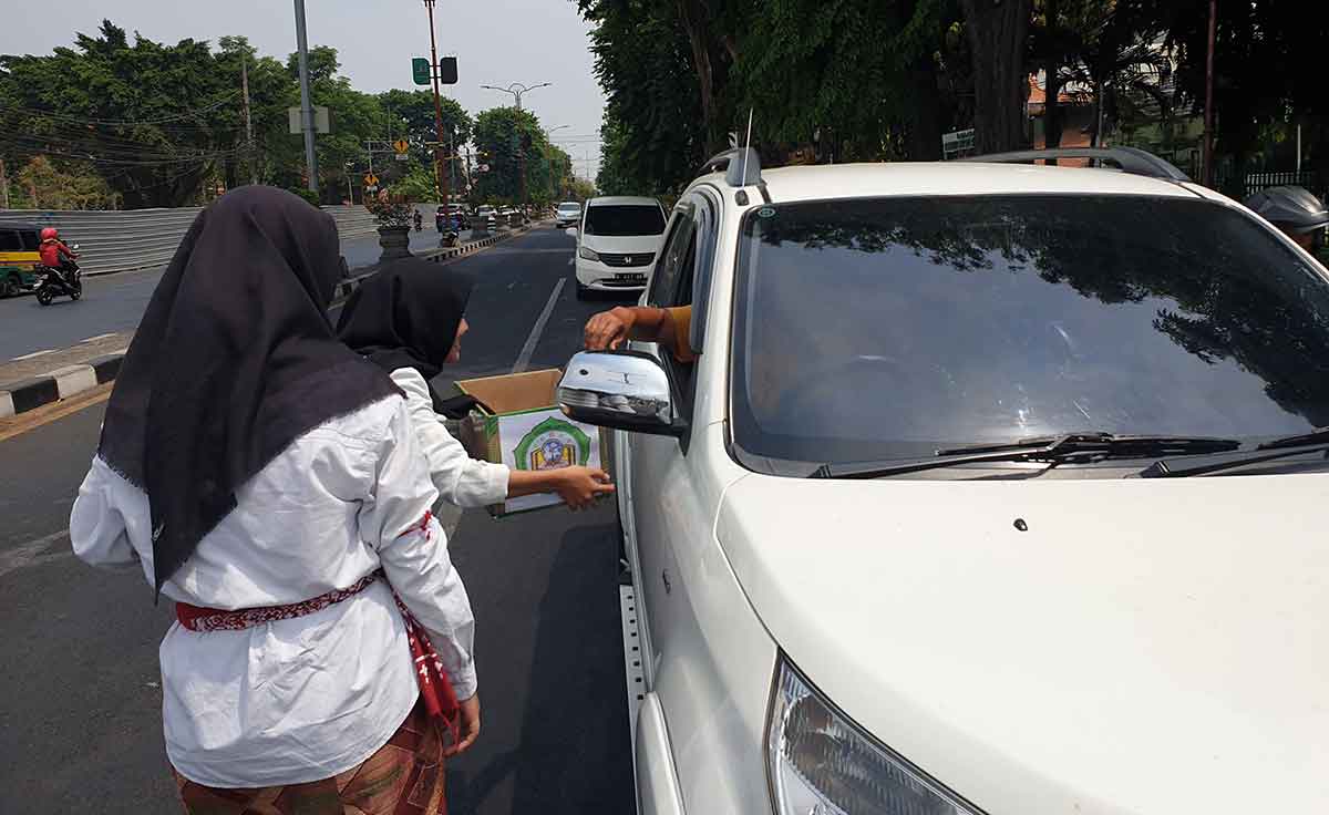 Siswa SMK Plus NU Sidoarjo saat menggalang dana untuk Palestina. Foto: Ist