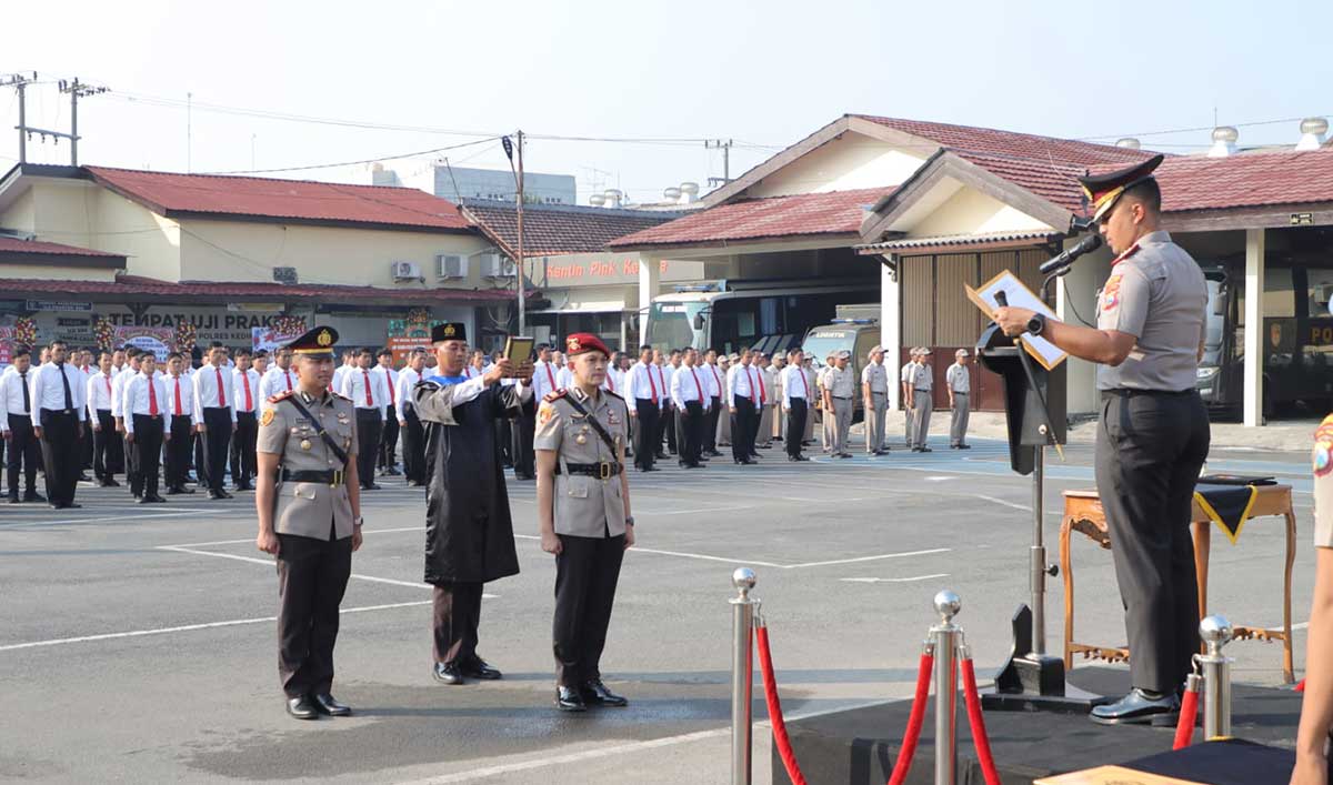 Kapolres Kediri, AKBP Bramastyo Priaji, saat melantik AKP Angga Riatma sebagai Kasatreskrim yang baru, menggantikan AKP Joshua Peter Krisnawan. Foto: Ist
