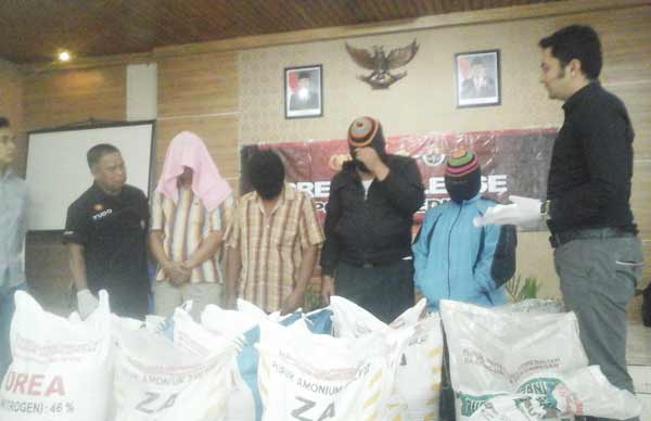 Tersangka berikut barang bukti saat digelar di Mapolres Kediri. (foto: dendi martoni/BANGSAONLINE)