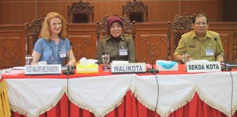 Wawali Helsinborg Annika Roman, Wali Kota Rukmini dan Sekda Johny Haryanto dalam kunjungan kerja Pemkot Heslinborg ke Probolinggo. foto: Andi/BangsaOnline.com