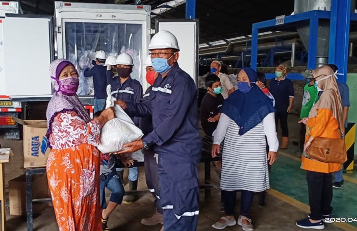 Wisma Tenang Jaya (WTJ) saat melakukan pembagian sembako.