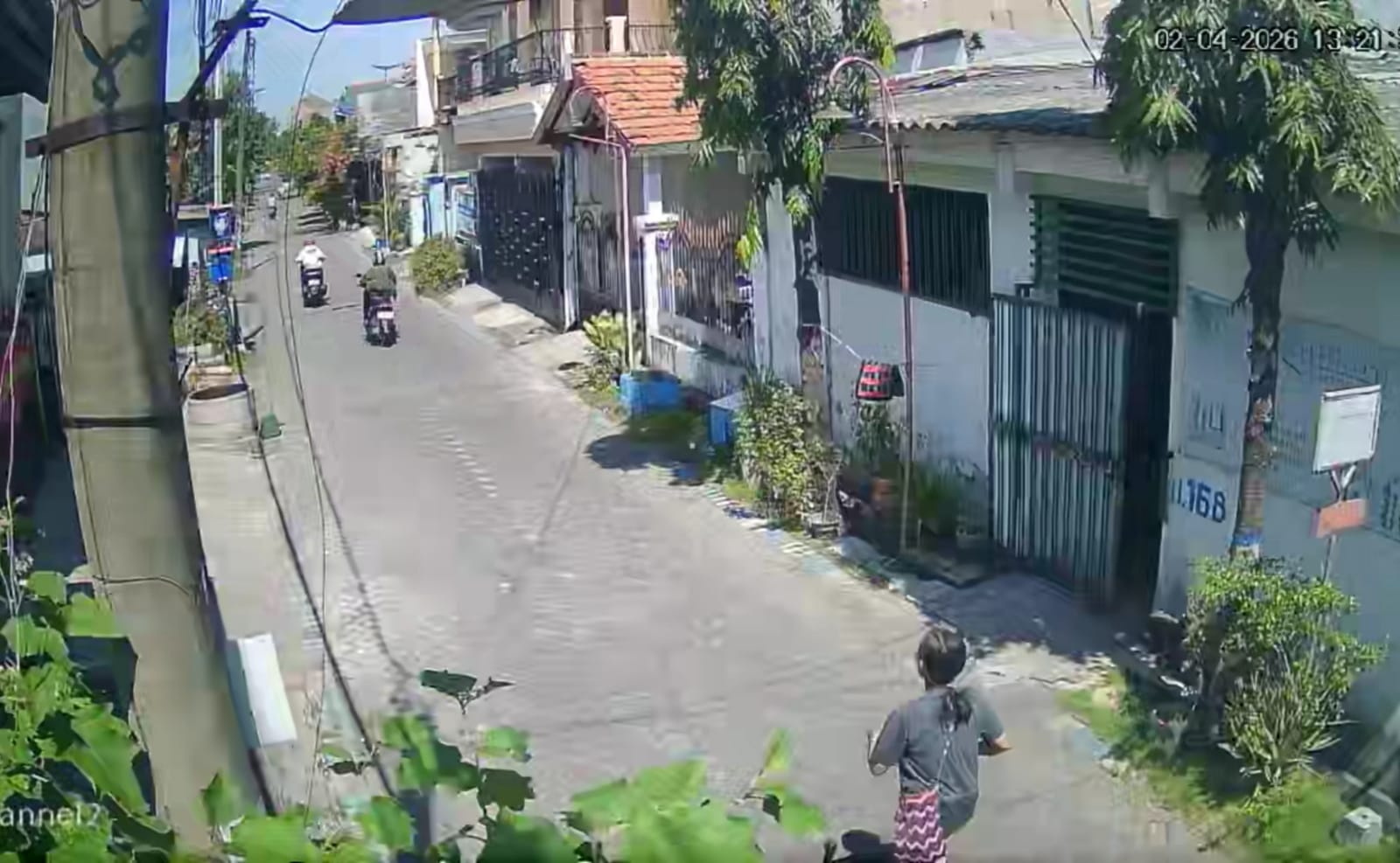 Tangkapan layar CCTV detik-detik pelaku membawa kabur motor korban