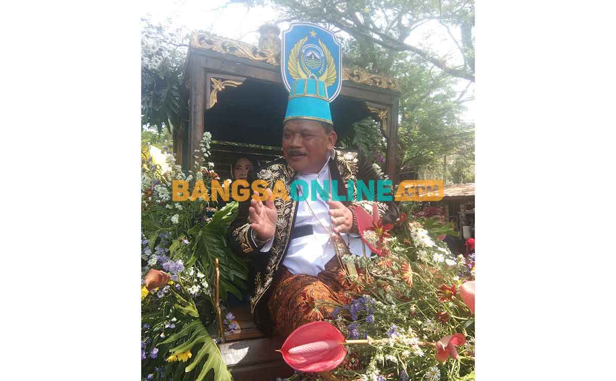 Pakai Busana Kerajaan Singosari, Bupati Nganjuk Meriahkan Pawai Budaya