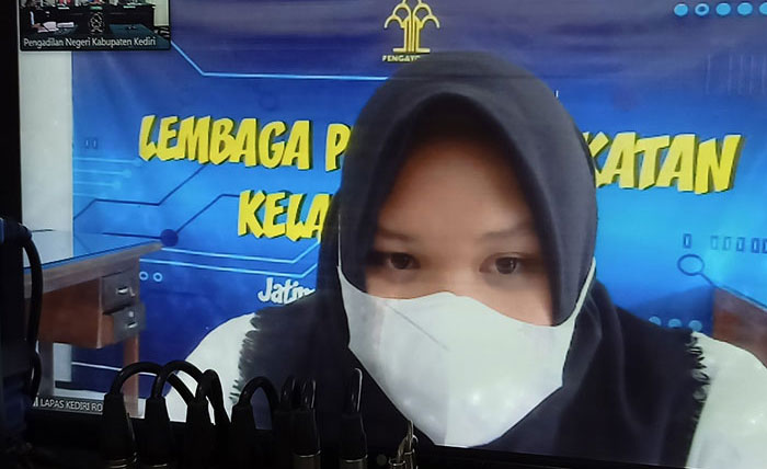 Tangkapan layar sidang virtual yang diikuti terdakwa pembunuh bayinya sendiri.