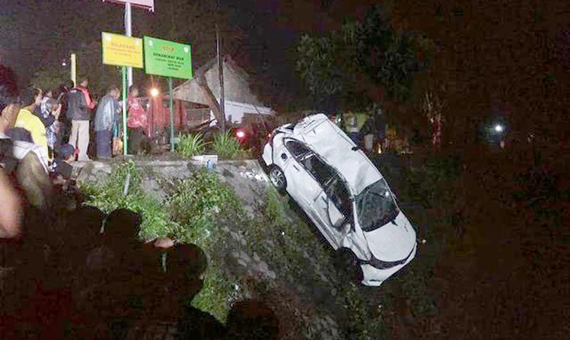 Minibus yang terjun ke sungai dari atas jembatan Kali Putih, Desa Sumberagung, Kecamatan Gandusari, Kabupaten Blitar.