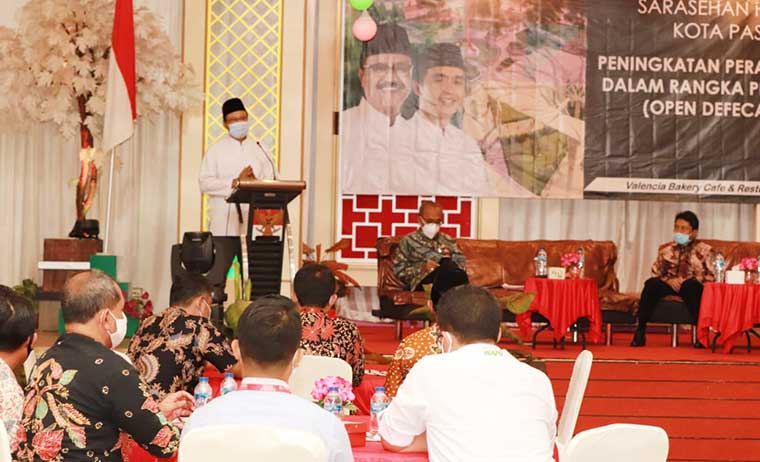 Wali Kota Pasuruan memberikan sambutan dalam Sarasehan Forum CSR (Corporate Social Responsibility) di Ruang Pertemuan Valencia Resto, Kamis (8/04).