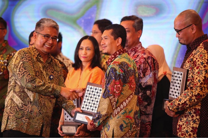 Sekretaris Perusahaan PG Yusuf Wibisono menerima penghargaan SRA 2017. foto: Syuhud A/BANGSAONLINE