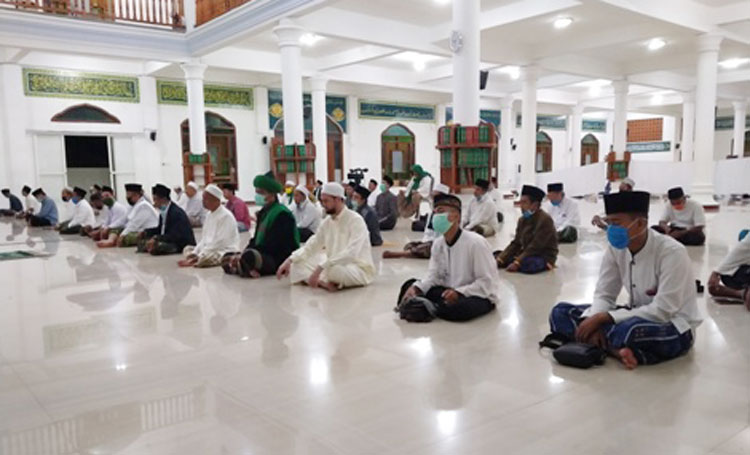 Para kiai saat mengikuti salat malam yang dipimpin Prof Dr KH Asep Saifuddin Chalim di Masjid Raya KH Abdul Chalim Pacet Mojokerto Jawa Timur, Kamis (30/4/2020). foto: MA/ BANGSAONLINE.COM