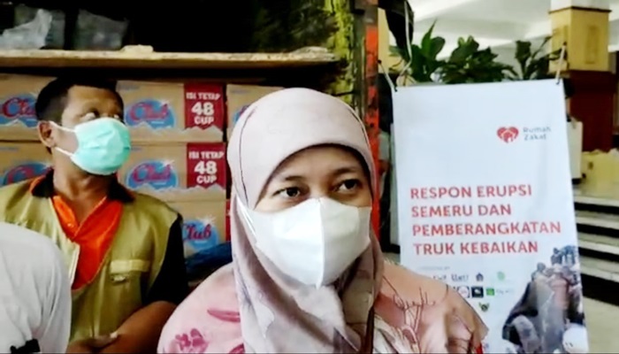 Chief Program Officer Rumah Zakat, Murni Alit Baginda, usai memberangkatkan Truk Kebaikan dari Kota Kediri, Jumat (9/12/2021). foto: ist.