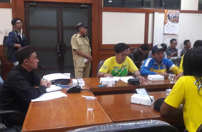 Ketua Komisi IV DPRD Gresik Khoirul Huda saat menemui pengurus Ultras Mania. foto: SYUHUD/ BANGSAONLINE