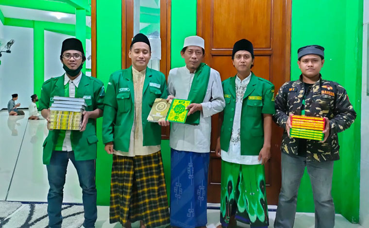 PAC GP Ansor Krembangan membagikan Al-Quran dan Diba