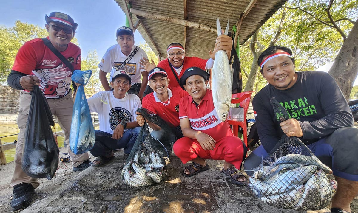 Wartawan Pokja Jurnalis Grahadi menunjukkan hasil pancingannya.