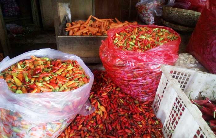 Pedagang sayur di pasar Legi Kota Blitar mengeluhkan kenaikan sejumlah komoditas sayur dan bumbu dapur.
