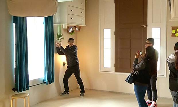 Bagian dalam rumah pun dibuat terbalik. foto: repro telegraph