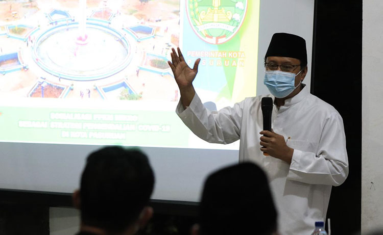 Gus Ipul, Wali Kota Pasuruan saat dialog interaktif di Pendopo Kecamatan Purworejo, Selasa (16/3/2021) malam. (foto: ARDIANZAH/BANGSAONLINE)