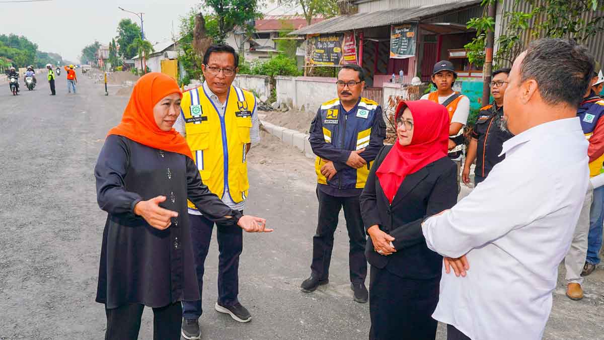 Gubernur Khofifah saat meninjau proyek pelebaran Jalan Maospati-Magetan.
