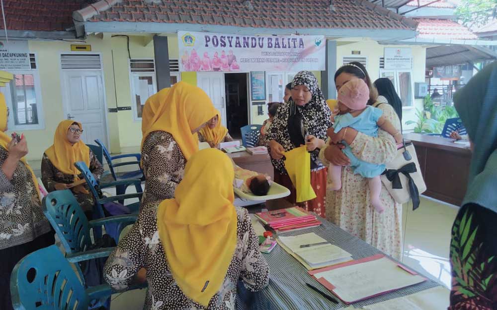 Ibu-ibu di Desa Dadapkuning membawa anak mereka ikuti program posyandu. Foto: Ist.