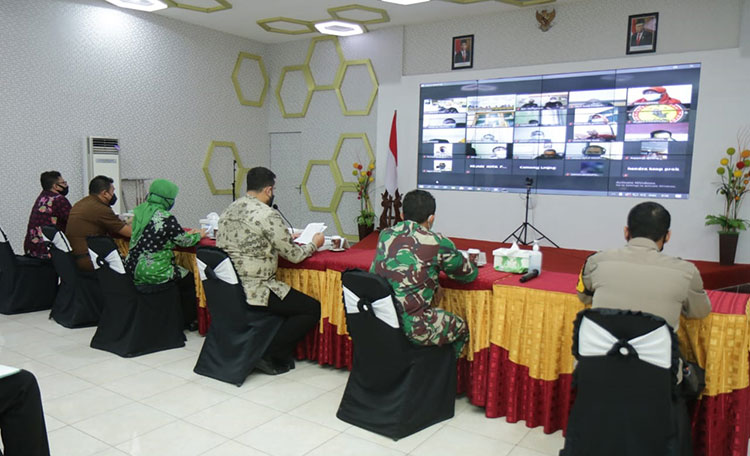 Wali Kota Probolinggo Habib Hadi Zainal Abidin saat menggelar rakor secara virtual bersama jajaran OPD (Organisasi Perangkat Daerah), Kamis (25/2/2021). (foto: ist)