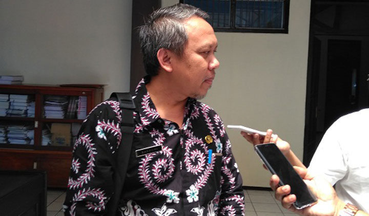 Saeroni, Plt. Dinkes PPKB Trenggalek saat berada di gedung DPRD Trenggalek.