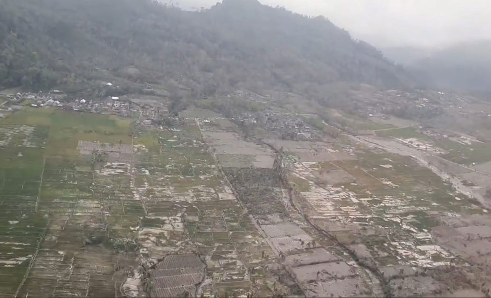 Kondisi wilayah yang terdampak aliran lahar Gunung Semeru dipotret dari udara.
