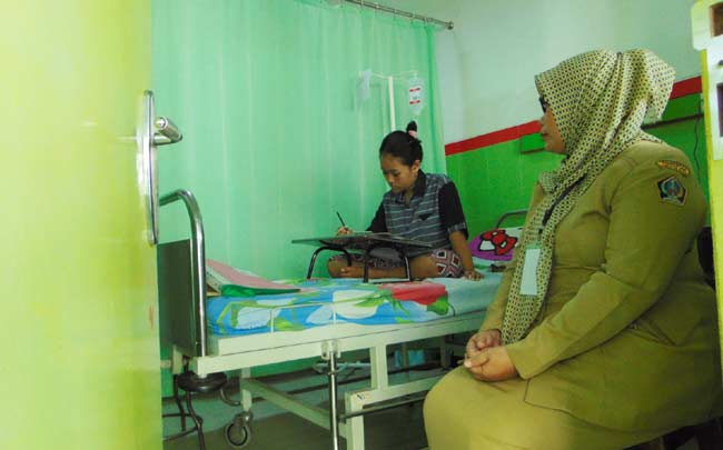 Anggun Mardiana Putri saat mengerjakan UN di RS Syuhada