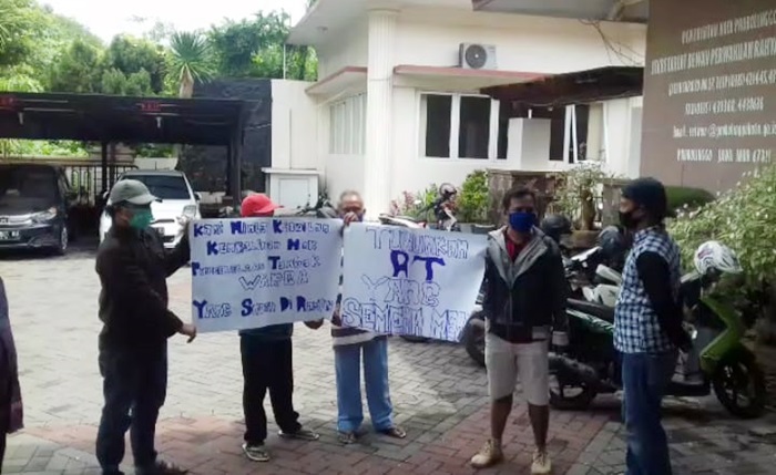 Sejumlah warga RT 7/RW 7 Kelurahan Sukabumi, Kecamatan Mayangan, Kota Probolinggo meluruk kantor DPRD setempat.